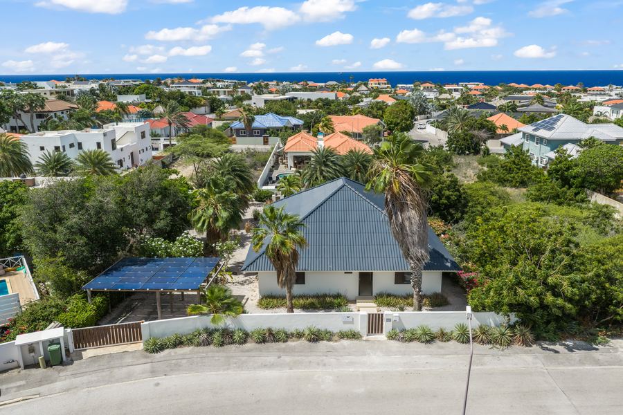 Luchtfoto over de straat richting zee