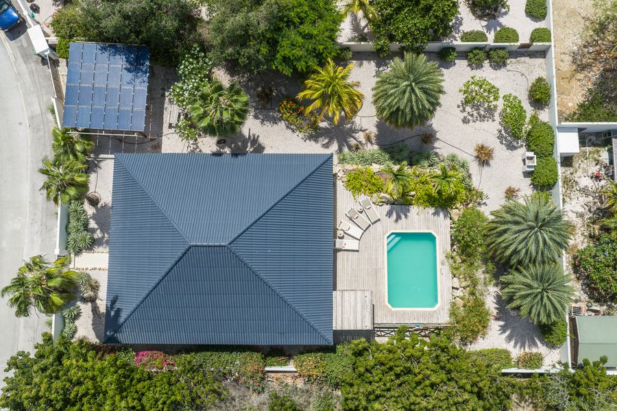 Het huis, het zwembad en de tuin recht van boven