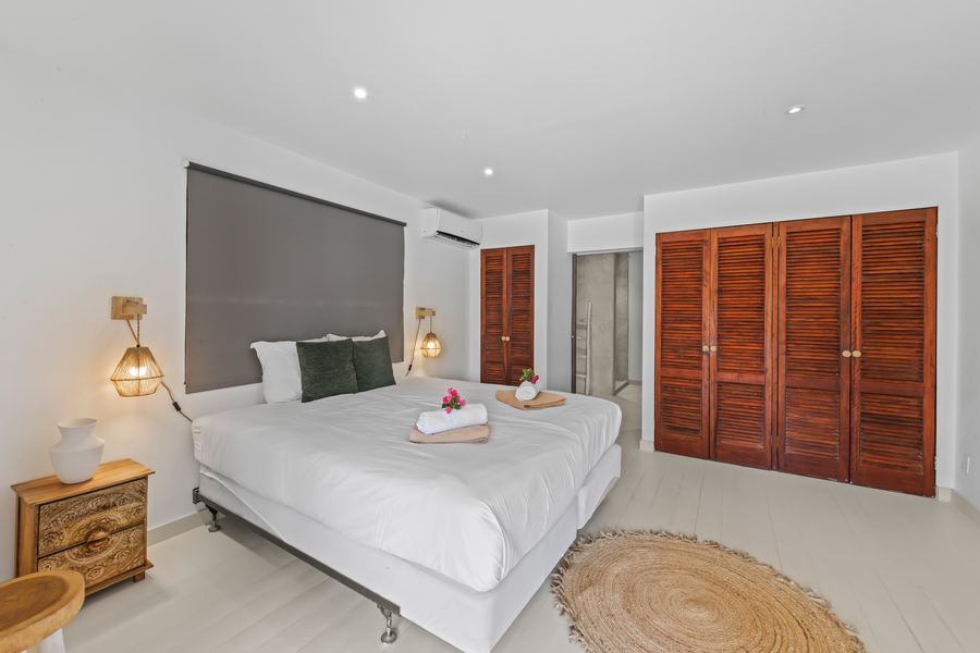 Slaapkamer met houten kastwand