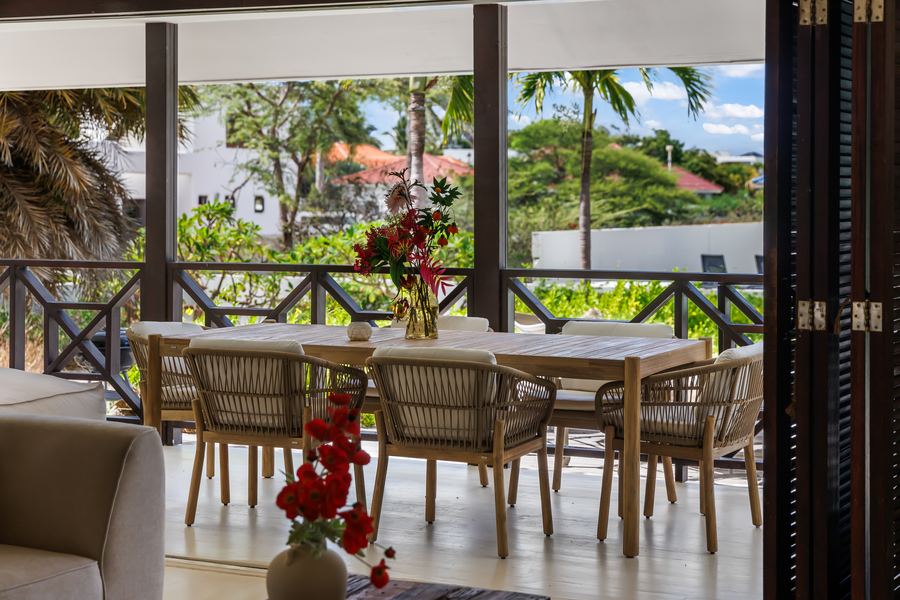 De lange eettafel op de overdekte veranda