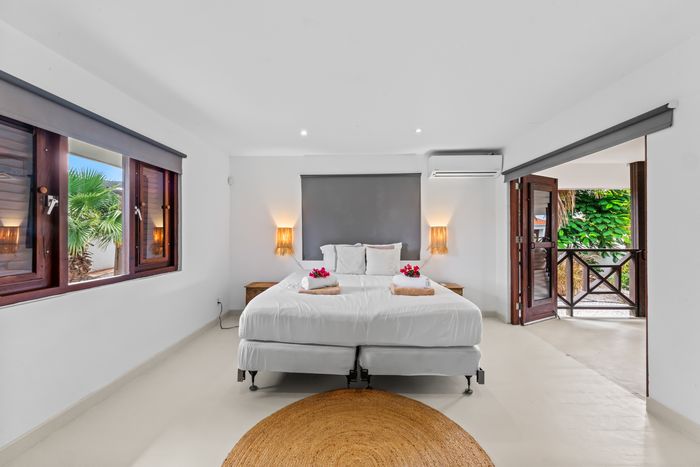 Bedroom with a window onto the garden